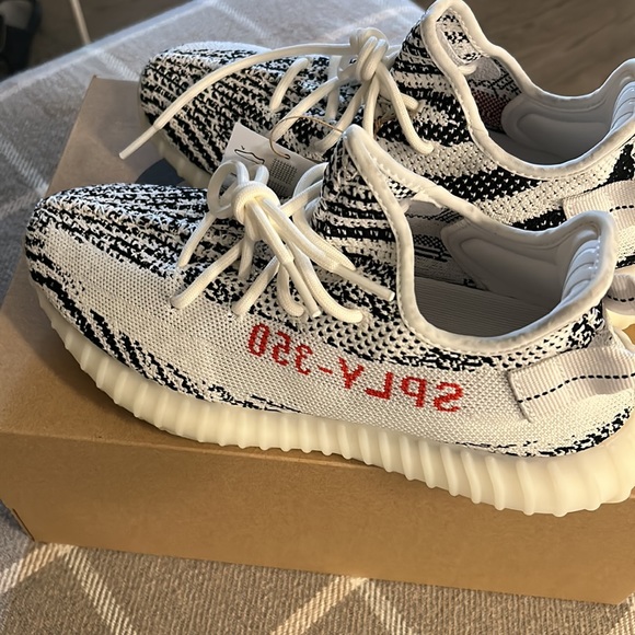 Yeezy zebra size 9 men’s - Picture 3 of 8